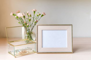 Altın çerçeveli beyaz portre ve mücevher kutusu