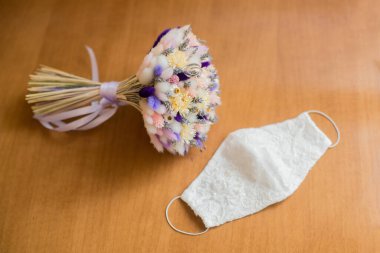 Düğün maskesi ve buket