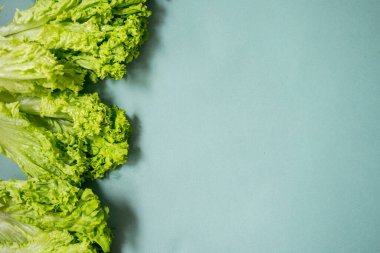 Yeşil arka planda cam boutle ile yeşil sebzeler