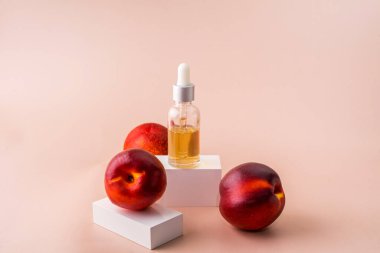 Yüz için yağ serumu kolajen nemlendiricisi bırakın Yumuşak arkaplan. 