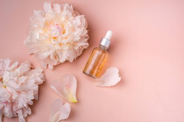 Yüz için yağ serumu kolajen nemlendiricisi bırakın Yumuşak arkaplan. 