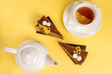 Bir fincan siyah çayla çöl.