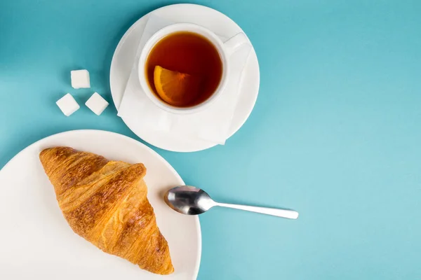 Blick von oben auf leckeres Frühstück mit Müsliflocken und Croissants mit Kaffee — Stockfoto