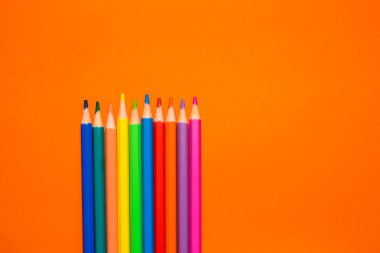 Okula dönelim. Okul için gerekli eşyalar turuncu bir masada..