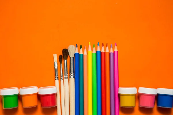 Zurück zur Schule. Gegenstände für die Schule auf orangefarbenem Tisch. — Stockfoto