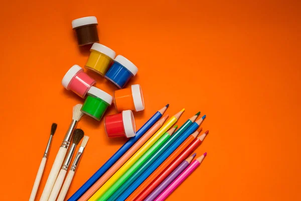 Zurück zur Schule. Gegenstände für die Schule auf orangefarbenem Tisch. — Stockfoto