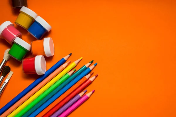 Zurück zur Schule. Gegenstände für die Schule auf orangefarbenem Tisch. — Stockfoto