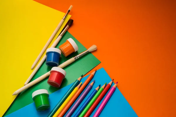 Zurück zur Schule. Gegenstände für die Schule auf orangefarbenem Tisch. — Stockfoto