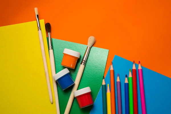 Zurück zur Schule. Gegenstände für die Schule auf orangefarbenem Tisch. — Stockfoto