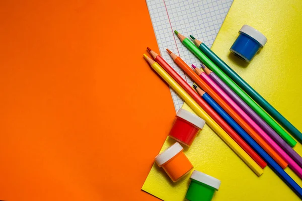 Zurück zur Schule. Gegenstände für die Schule auf orangefarbenem Tisch. — Stockfoto