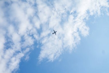 Mavi gökyüzü arka planda uçan yolcu uçağı