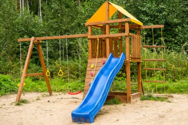 Küçük ahşap ahşap oyun evi Tahta kaydırak çocukların oyun alanı