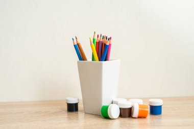 Öğrenci masası renkli ofis malzemeleriyle süslenip okula geri dönüyor. 