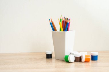 Öğrenci masası renkli ofis malzemeleriyle süslenip okula geri dönüyor. 