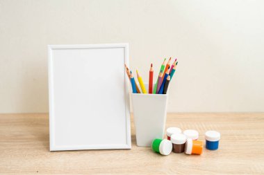 Öğrenci okulu çerçevesi renkli ofis malzemeleriyle süslenip okula geri dönüyor. 