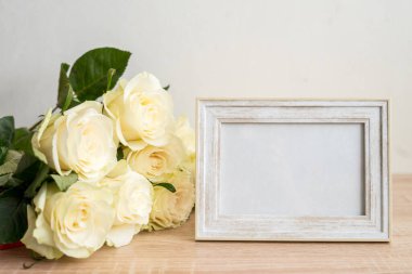 Masada portre beyaz çerçeve modeli. Rosesİskandinav iç mimarisi olan modern vazo.