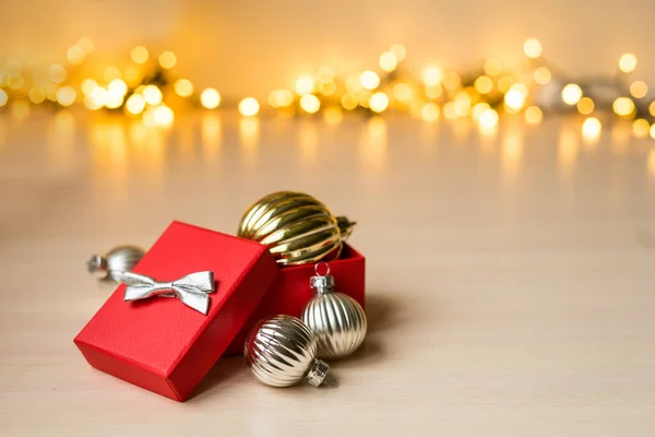 Vánoční Novoroční Kompozice Červená Dárková Krabice Zlatými Bokovými Světly Vánoční — Stock fotografie