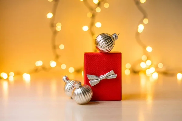 Kerst Nieuwjaarscompositie Rode Geschenkdoos Met Gouden Boke Lampen Kerstversiering Hoge — Stockfoto