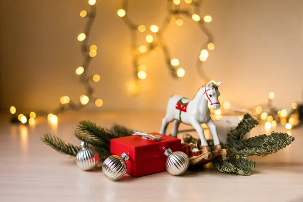 Σύνθεση Χριστουγέννων Και Πρωτοχρονιάς Κόκκινο Κουτί Δώρου Χρυσά Boke Φώτα — Φωτογραφία Αρχείου