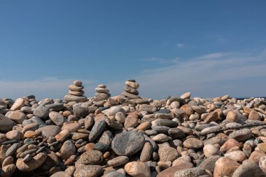 Küçük taş piramitleri