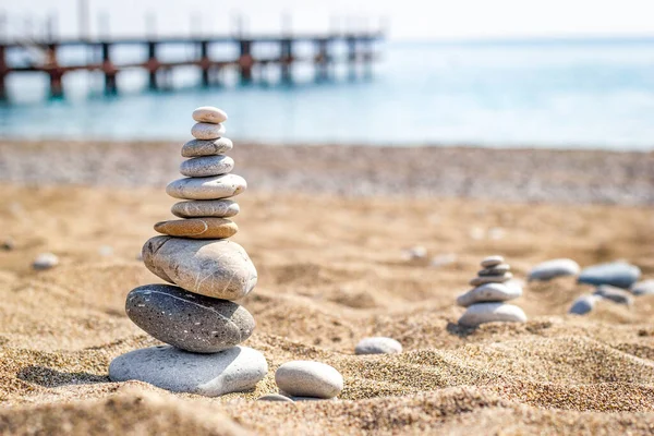 Meditasyon için taş piramidi. Rahatlama ve dinlenme kavramı.