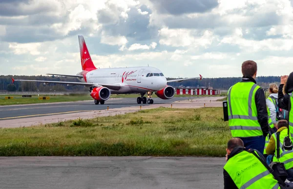 Moskova, Domodedovo Havaalanı - 09 Eylül 2015: Fotoğrafçılar fotoğraf çekti.