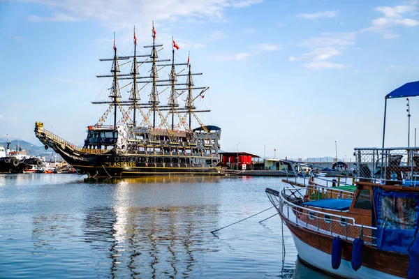 Turquía, Alanya - 9 de noviembre de 2020: Barco pirata amarrado en la bahía. —  Fotos de Stock