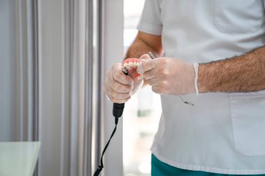 Takma dişin düzeltilme süreci,