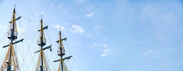 Mástiles de la nave en el fondo del cielo. Copiar espacio, banner. —  Fotos de Stock