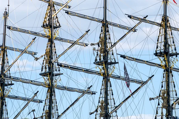 Mástiles del viejo barco contra el cielo azul. —  Fotos de Stock