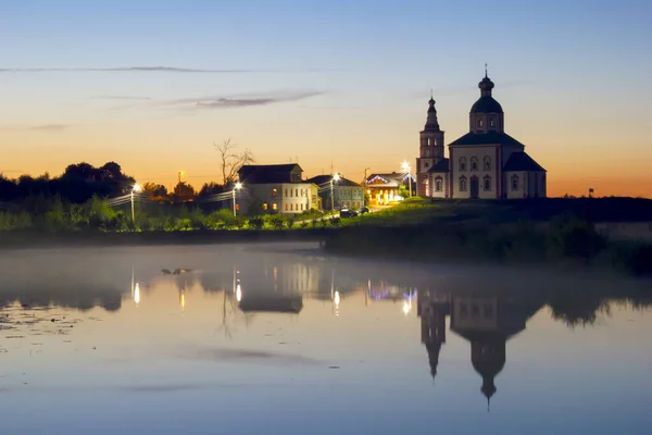 The night town is reflected in the lake. — Stock Photo, Image