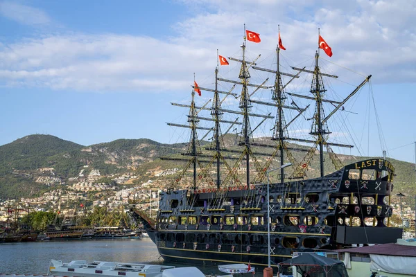 Turquía, Alanya - 9 de noviembre de 2020: Caminata en puerto. —  Fotos de Stock