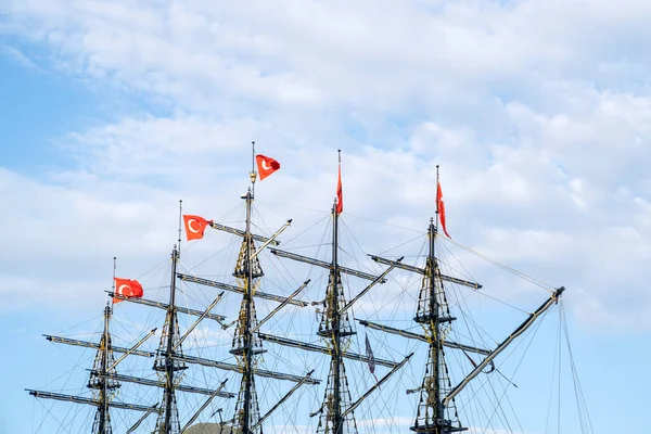 Mástiles de la nave con banderas turcas en el fondo del cielo. —  Fotos de Stock