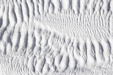 Türkiye 'de Pamukkale kalsiyum travertininin beyaz dokusu, asimetrik kalıp.