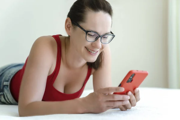 Frau spricht per Smartphone-Videokamera mit positiven Emotionen. — Stockfoto