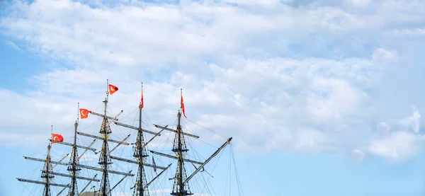 Mástiles de la nave con banderas turcas en el fondo del cielo. —  Fotos de Stock