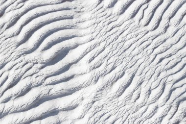 Türkiye 'de Pamukkale kalsiyum travertininin beyaz soyut çapraz dokusu. 