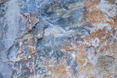 Gri, kahverengi ve beyaz renkli taş yüzeyin dokusu. 
