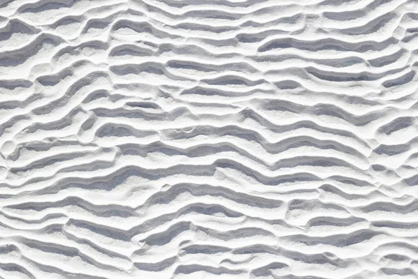 Vit konsistens av Pamukkale kalciumtravertin, mönster av horisontella vågor Stockfoto