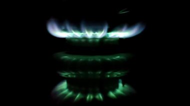 Büyüleyici alevler kıvrılıp dönüyor, huzurlu bir gece ortamında canlı bir renk gösterisi yaratıyor. Alevler parıldıyor ve parıldıyor, güzelliklerine bakan herkesi büyülüyor..