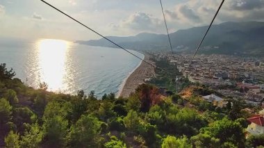 Kale, Alanya 'da füniküle binerken nefes kesen manzaralar. Çarpıcı sahil şeridi ve güzel manzara mükemmel bir kaçış sunuyor. Doğanın tadını çıkar güzellik ve macera, bölüm 2