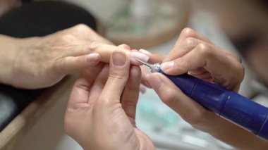 Modern aletleri kullanarak klasik bir Fransız manikürü yaratmak için adımları takip et. Eski ciladan boya renginde boya sürmeye kadar olan süreci izleyin. Değirmen kesiciyle çivi tedavisi