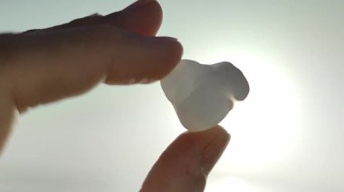 Sevgililer Günü 'nü kutlamak için bir kalbi parlak bir arka planda tutan el. Bu aktivite sevgiyi ve bağlantıyı gösteriyor. Kalp ilişkilerde sağlık ve duyguyu sembolize eder..