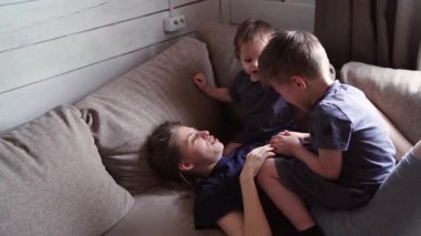 Çocuklar mutlu anları paylaşır. Kuzenler kanepede mutlu bir şekilde oynarlar. Genç kardeşler birlikte hareketli kavgalar yapıyorlar. Yumuşak yastıklardaki oyuncu etkileşimler kardeş bağlarını ve şefkatini kuvvetlendirir.