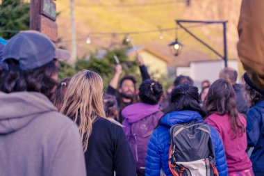 İnsanlar festivalde duruyor, eğleniyor ve dans ediyor, mutlu anlar.