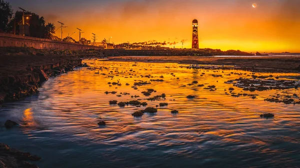 Sonnenuntergang Über Dem Fluss Und Leuchtturm Mit Mondhintergrund — Stockfoto