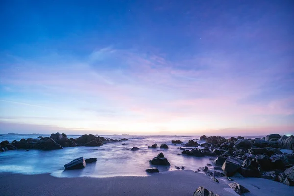 Скалистый Пляж Синий Час После Заката — стоковое фото