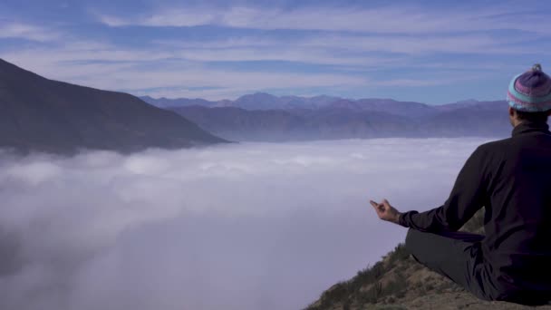 Мужчина Среднего Возраста Медитирует Позе Лотоса Горе Над Облаками — стоковое видео
