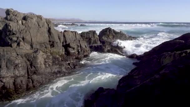 Vista Delle Onde Dell Oceano Che Colpiscono Rocce Sulla Costa — Video Stock