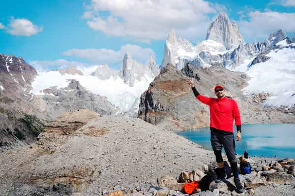 Jovem Topo Com Mão Erguida Apontando Para Monte Fitz Roy — Fotografia de Stock